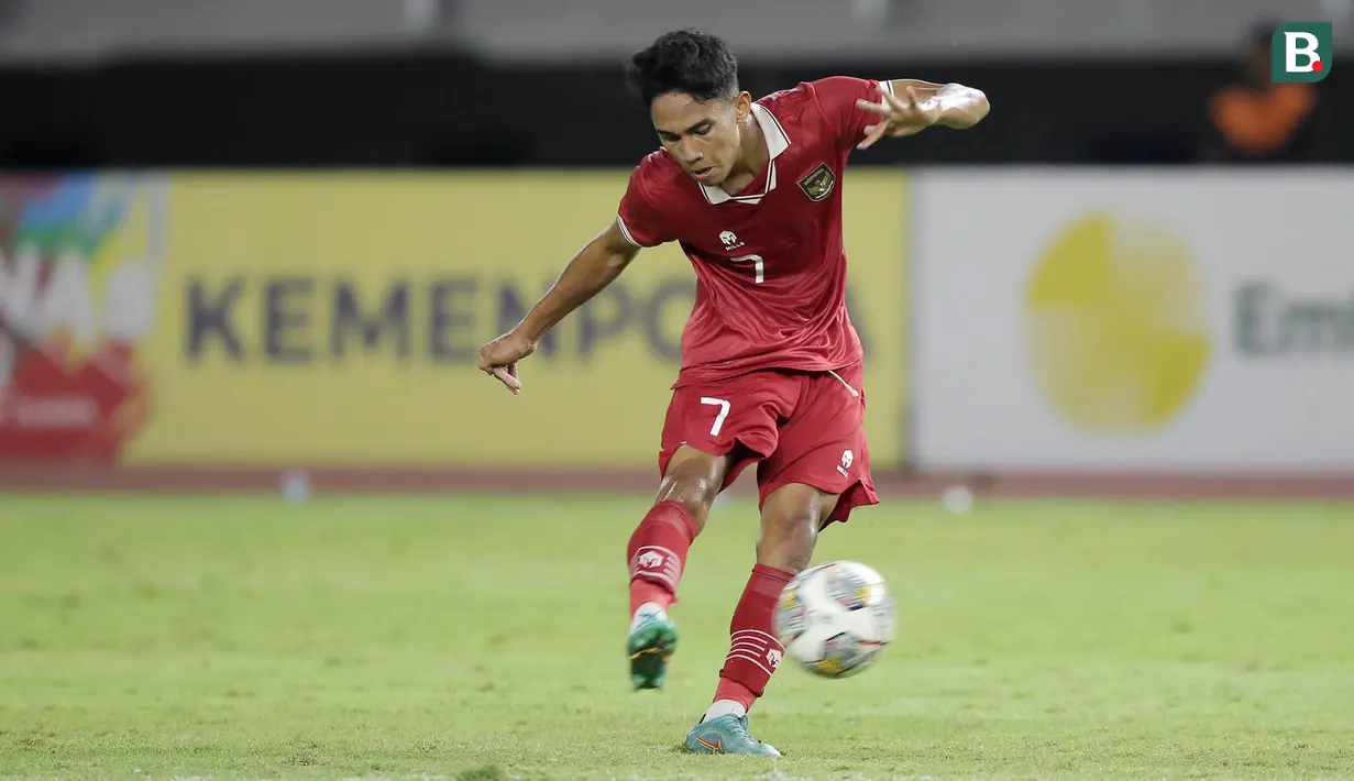 Marselino Ferdinan. Gelandang serang milik Persebaya Surabaya ini menjadi pemain termuda dalam skuad Timnas Indonesia di Piala AFF 2022. Saat ini ia baru berusia 18 tahun 3 bulan. Bersama timnas senior ia telah mengoleksi 7 caps dengan torehan 1 gol sejak melakukan debut pada 27 Januari 2022. Piala AFF 2022 juga menjadi Piala AFF pertama bagi Marselino Ferdinan.(Bola.com/Ikhwan Yanuar)