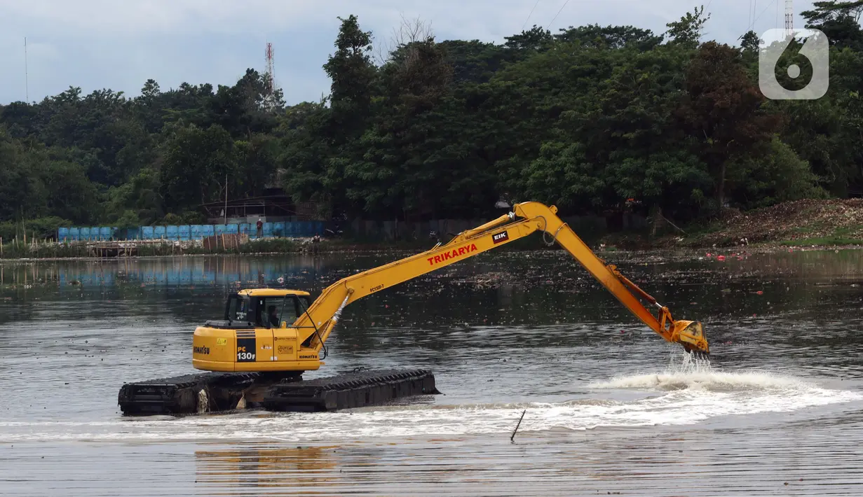 Petugas menggunakan alat berat jenis Eksavator Amphibi melakukan aktivitas pengerukan di area Situ Pengarengan, Depok, Jawa Barat, Selasa (12/1/2021). Pengerukan dilakukan untuk menjaga kedalaman setu terlebih di musim penghujan. (Liputan6.com/Helmi Fithriansyah)