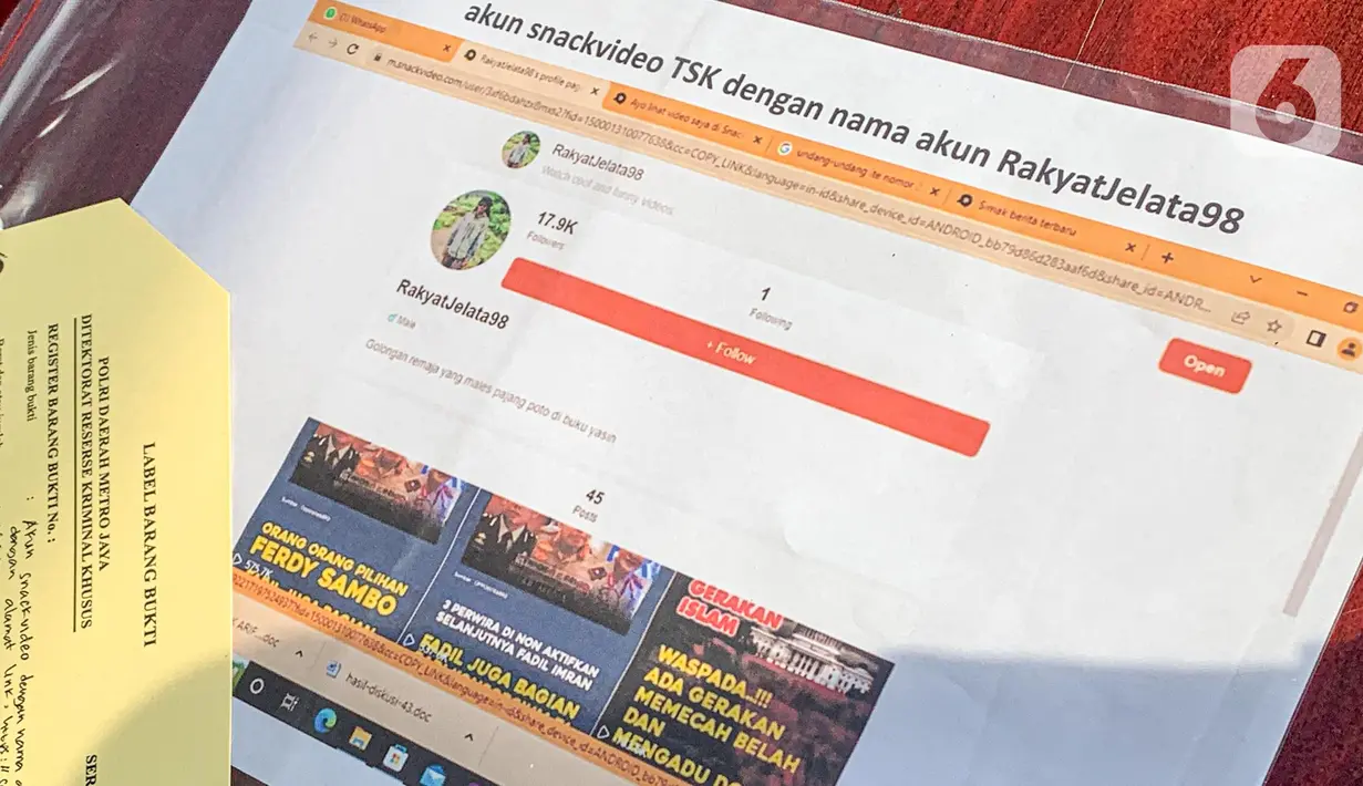Barang bukti dalam rilis kasus penyebaran berita bohong atau hoaks di halaman Gedung Polda Metro Jaya, Jakarta, Kamis (28/7/2022). Dalam rilis tersebut dihadirkan satu tersangka penyebar hoaks dengan barang bukti tangkapan layar berupa ujaran kebencian dan hoaks media elektronik yang disebar melalui media sosial. (Liputan6.com/Faizal Fanani)