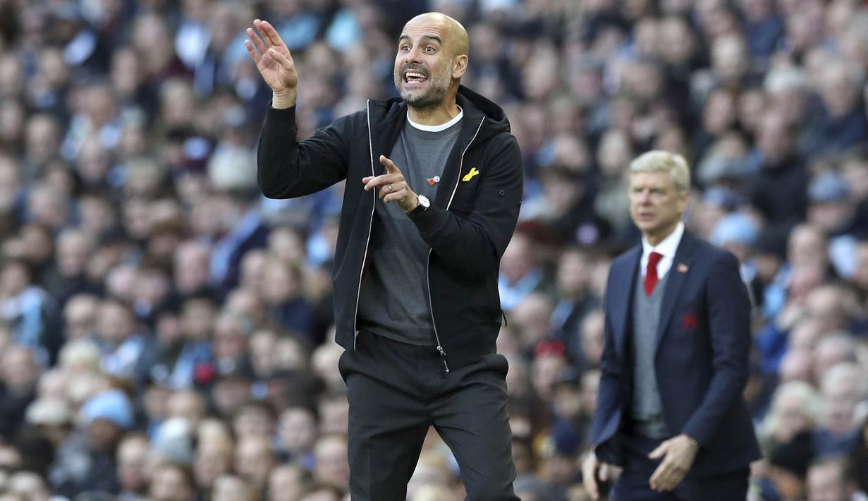 Manajer Manchester City, Pep Guardiola, memberikan instruksi saat melawan Arsenal pada laga Premier League di Stadion Ettihad, Manchester, Minggu (5/11/2017). City menang 3-1 atas Arsenal. (AP/Martin Rickett)