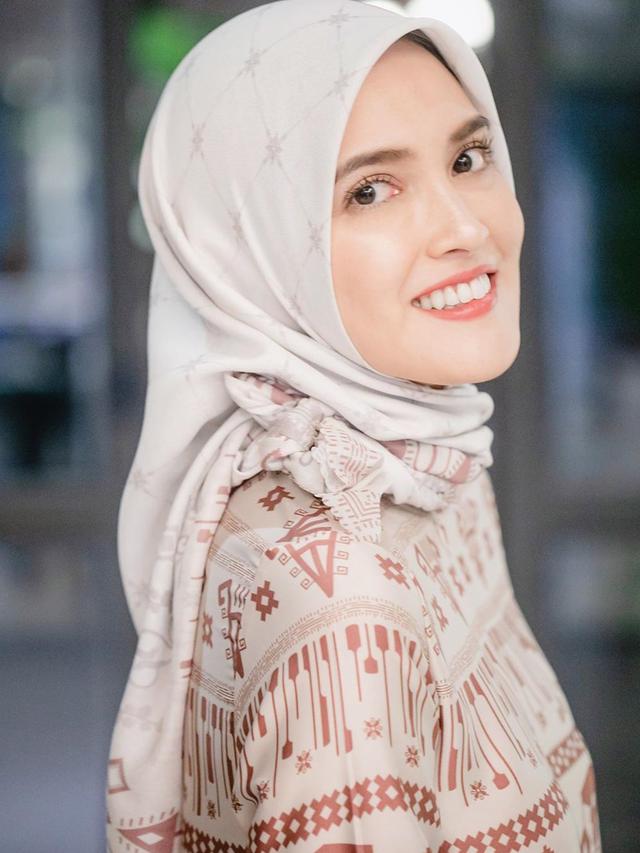 Kecantikan Terpancar dari Shandy Aulia Saat Berhijab, Ayah ...