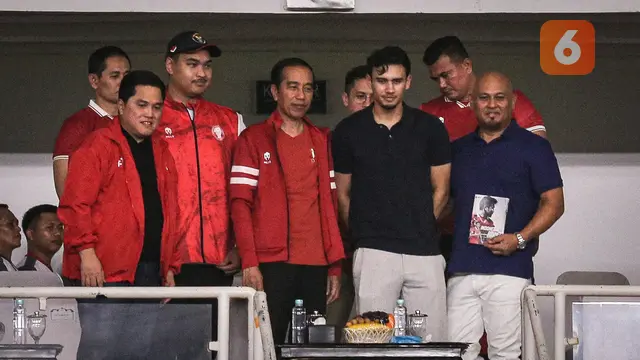 Foto: Bawa Sang Ayah, Momen Nathan Tjoe-A-On Foto Bareng Presiden Jokowi saat Timnas Indonesia Vs Brunei