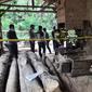 Polisi lakukan olah TKP tempat bunuh diri seorang pemuda di Banyuwangi. (Hermawan Arifianto/Liputan6.com)