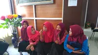 Lima orang siswi SMK di Palembang yang jadi korban hipnotis polisi gadungan (Liputan6.com / Nefri Inge)