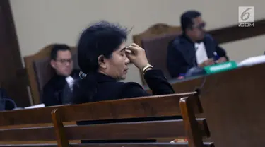 Hakim ad hoc nonaktif Pengadilan Tipikor Medan, Merry Purba saat menjalani sidang pembacaan tuntutan di Pengadilan Tipikor, Jakarta, Kamis (25/4). JPU KPK meyakini Merry Purba bersalah menerima suap dari Tamin Sukardi dan dituntut 9 tahun, denda Rp 350 juta. (Liputan6.com/Helmi Fithriansyah)