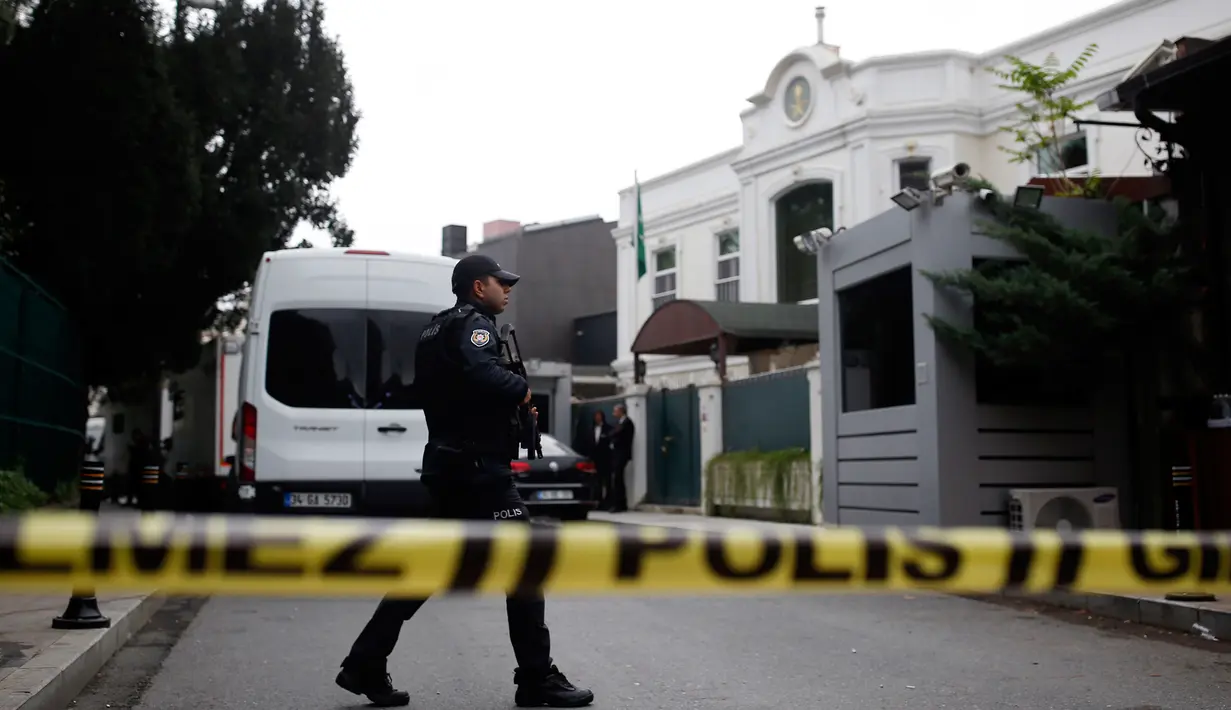 Polisi Turki menjaga kediaman Konsulat Jenderal Saudi Mohammed al-Otaibi saat tim forensik mencari barang bukti hilangnya jurnalis Arab Saudi Jamal Khashoggi di Istanbul, Rabu (17/10). (AP Photo/Emrah Gurel)