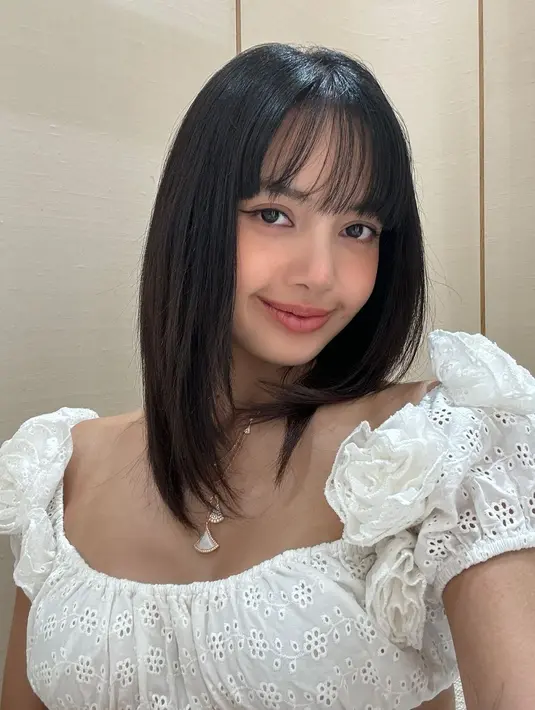 Bagaimana menurutmu penampilan Lisa BLACKPINK ini, Sahabat FIMELA? [Foto: Instagram/lalalalisa_m]