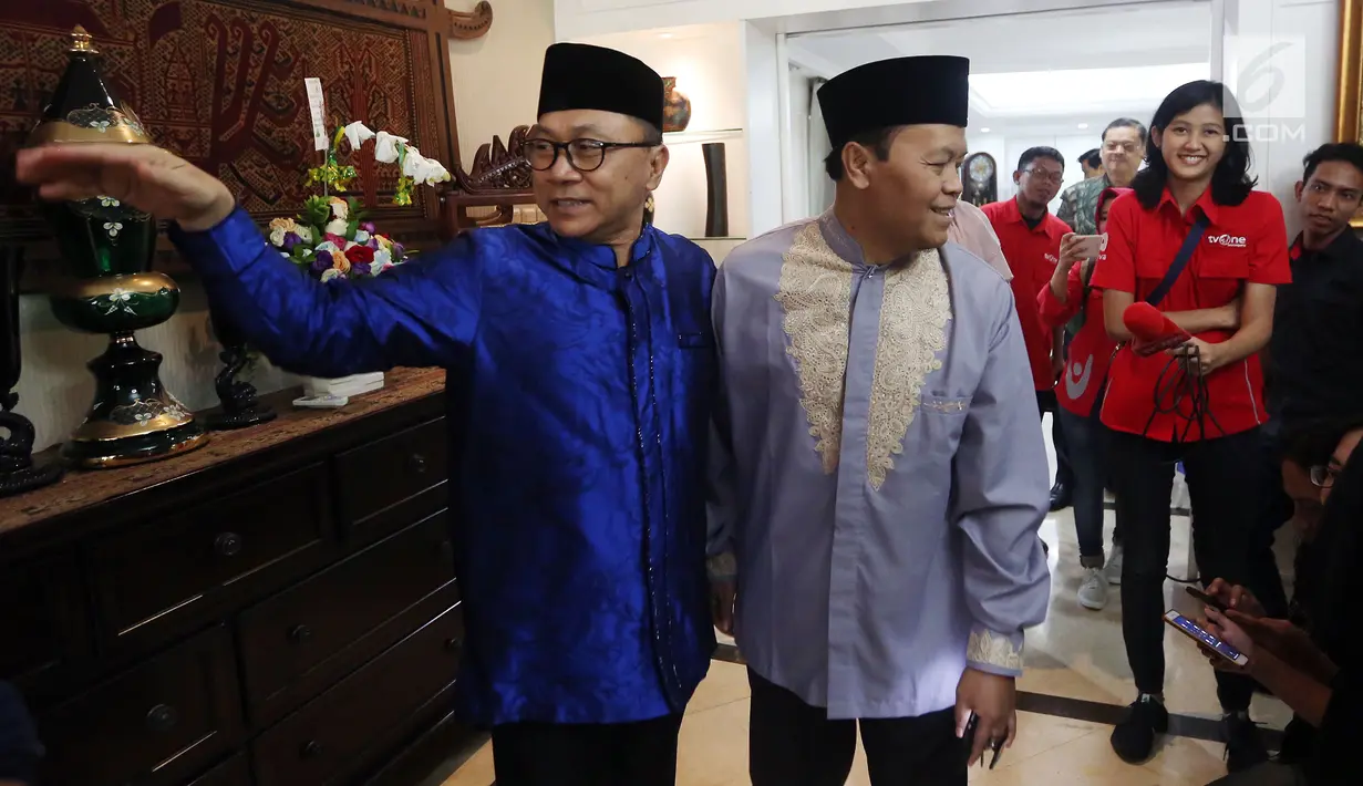 Ketua MPR Zulkifli Hasan mempersilahkan tamunya, Hidayat Nur Wahid saat open house Idul Fitri di rumah dinas Ketua MPR, Jl. Widya Chandra IV, Jakarta, Minggu (25/6). (Liputan6.com/Johan Tallo)