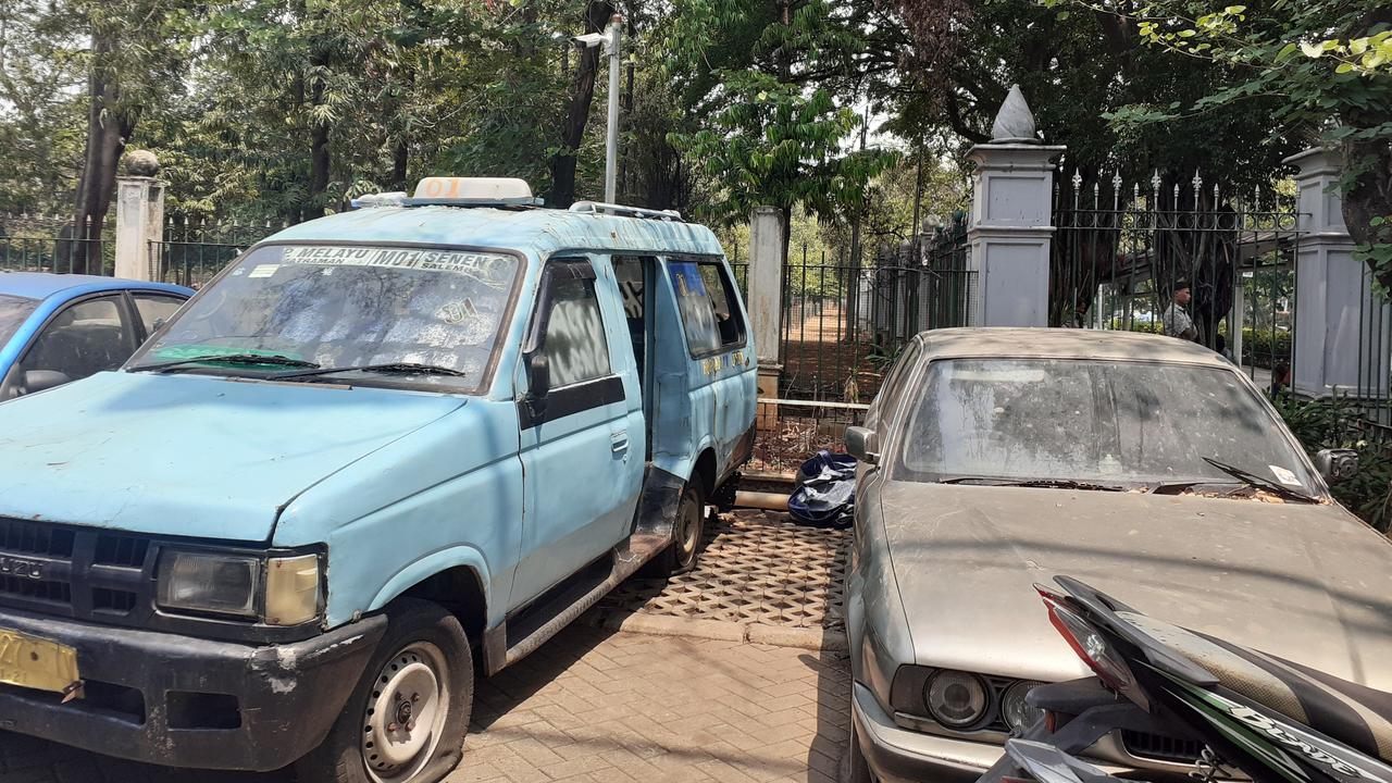 Sejumlah mobil rusak teronggok di pojok kawasan parkir Monas. (Merdeka.com/Tri Yuniwati Lestari)
