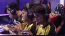 Tim Onic Esports tampak serius saat melawan Louvre Juggernaut pada final Piala Presiden Esports 2019 di Istora Jakarta, Minggu (31/3). (Bola.com/M Iqbal Ichsan)