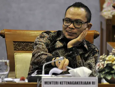 Menteri Tenaga Kerja, Hanif Dhakiri mengikuti rapat kerja dengan Komisi IX DPR di Kompleks Parlemen, Senayan, Jakarta, Kamis (19/11). Rapat tersebut membahas isu-isu terkait permasalahan tenaga kerja di Indonesia.(Liputan6.com/Johan Tallo)
