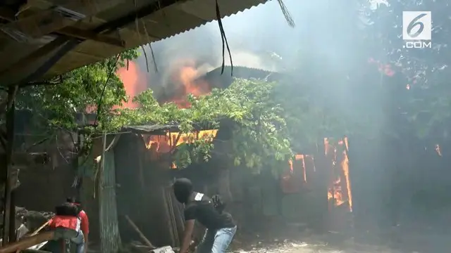 Kebakaran terjadi di wilayah Jakarta Barat. Api membara di pabrik kosmetik bilangan Bandengan, Pekojan, Tambora, Jakarta Barat.