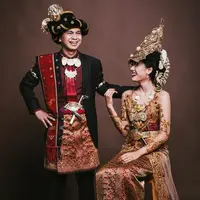 "Semoga aku bisa menjaga keluargaku dengan semangat yang papa curahkan dulu di pagi-pagi menjelang hari yang berat. Karena kalian adalah cahaya di persimpangan hidup yang terkadang gelap tanpa tanda bahaya," tuturnya. (Foto: instagram.com/aldosinarta)