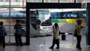 Aktivitas penumpang menunggu jadwal keberangkatan bus di Terminal Pulo Gebang, Jakarta, Kamis (8/6). Terminal Pulo Gebang menjadi satu dari tiga terminal yang disipakan oleh Pemprov DKI  untuk melayani arus mudik 2017. (Liputan6.com/Faizal Fanani)