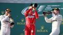 (Ki-ka) Pembalap Mercedes, Lewis Hamilton, pembalap Ferrari, Sebastian Vettel dan pembalap Mercedes, Valtteri Bottas meminum sampanye di atas podium balapan GP Australia di Sirkuit Albert Park, Melbourne, Minggu (26/3). (AP Photo/Rick Rycroft)
