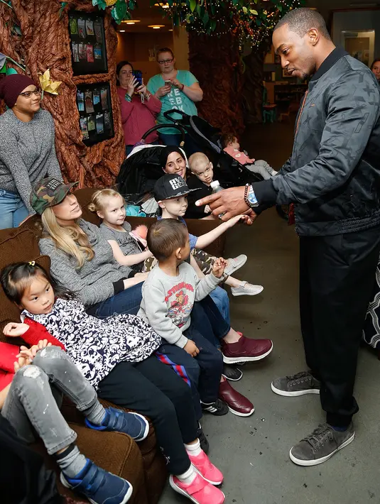 Senyum bintang Avengers Infinity War, Anthony Mackie menyapa anak-anak saat membagikan mainan di Ronald McDonald House, New York, AS, Kamis (19/4). Acara dikoordinasi oleh MDC Productions. (LARS NIKI / GETTY IMAGES NORTH AMERICA / AFP)