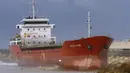 Kapal kargo pembawa semen Zelek Star terdampar di sebuah pantai Kota Ashdod, Israel, Jumat (27/12/20190). Angin kencang dan ombak besar membuat kapal menjauh dari titik jangkar di dekat Pelabuhan Ashdod sehari sebelumnya. (JACK GUEZ/AFP)