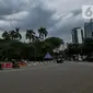 Kendaraan melintas di kawasan Monumen Nasional (Monas), Jakarta, Selasa (11/2/2020). Pemerintah Provinsi DKI Jakarta akan menggelar ajang bertaraf internasional Formula E di kawasan Monas, Jakarta Pusat. (merdeka.com/Imam Buhori)