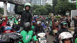 Sejumlah Pengemudi Ojek Online memadati jalan di kawasan Kuningan, Jakarta, Selasa (22/3). Mereka melakukan aksi sweeping kepada taksi yang melintas di kawasan tersebut. (Liputan6.com/Helmi Afandi)