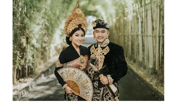 7 Gaya Pemotretan Keluarga Ruben Onsu dengan Baju Adat Bali, Curi Perhatian