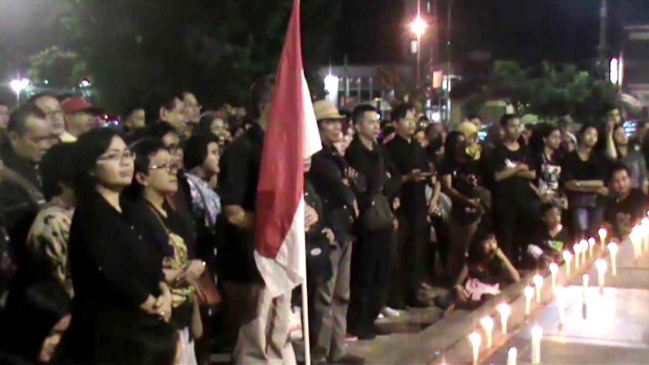 Lilin keprihatinan dan seruan damai masyarakat lintas iman Banyumas untuk Indonesia atas tragedi kemanusiaan yang telah terjadi. (Foto: Liputan6.com/Muhamad Ridlo)