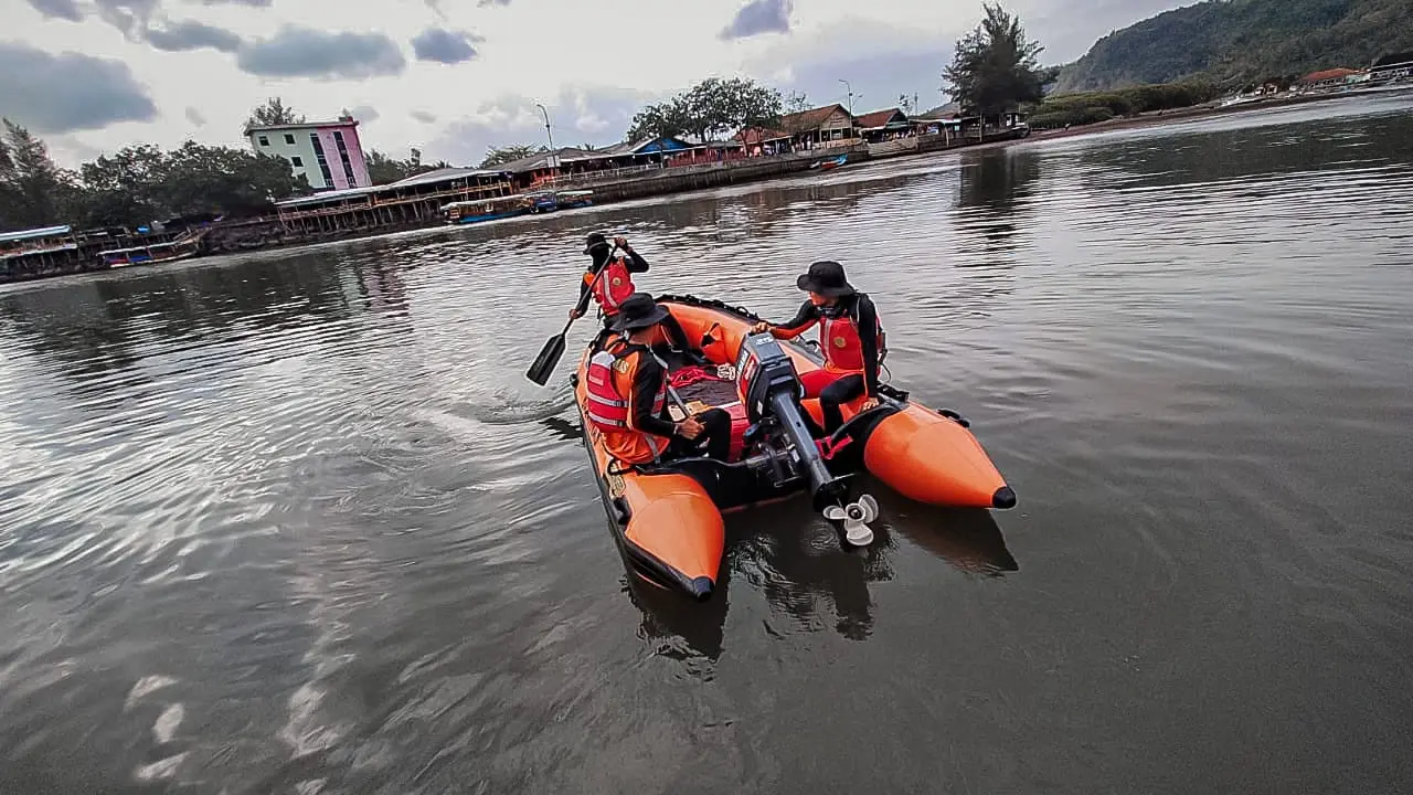 Nelayan ubur-ubur hilang tenggelam usai perahu dihantam ombak di Muara Logending, Kebumen, Jawa Tengah. (Foto: Liputan6.com/Basarnas)