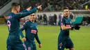 Pemain Atletico Madrid, Fernando Torres merayakan gol ke gawang Lokomotiv Moskow pada leg kedua babak 16 besar Liga Europa di RZD Arena, Kamis (15/3). Atletico Madrid lolos ke perempatfinal Liga Europa usai menang telak 5-1. (AP/Pavel Golovkin)