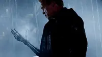 Adegan Arnold Schwarzenegger yang meregangkan tangan robotnya, mengakhiri teaser trailer Terminator Genisys ini.
