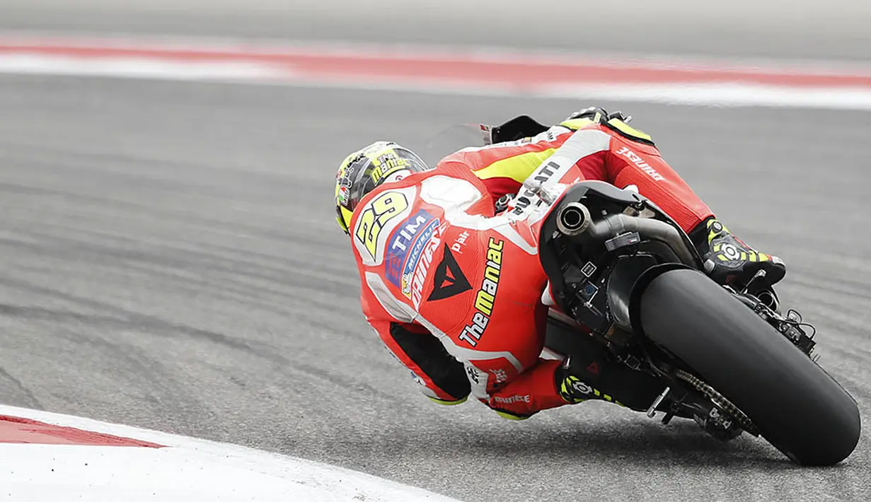 Pebalap Ducati, Andrea Iannone, berada di peringkat ketiga pada MotoGP Austin di Texas, Amerika Serikat, Senin (11/4/2016) dini hari WIB. Pebalap Italia itu terpaut dari 10,947 detik dari Marc Marquez. (AFP/Thomas B. Shea)
