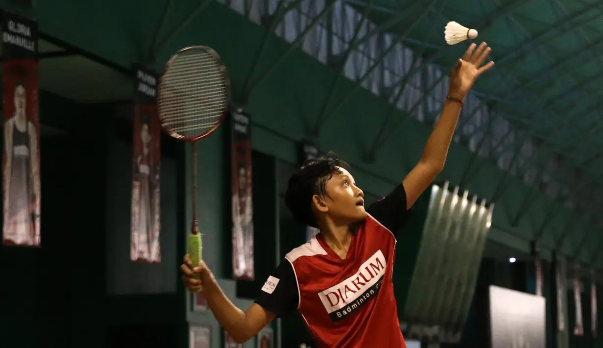 Aksi salah seorang pebulutangkis putri U-15 dalam Audisi Grand Final Djarum Beasiswa Bulutangkis 2015. (Bola.com/Arief Bagus)