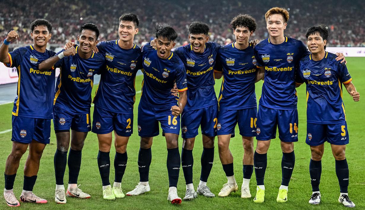 Kakang Rudianto (16) dan para pemain ASEAN All-Stars berfoto bersama setelah laga persahabatan yang berlangsung di Stadion Bukit Jalil, Malaysia, pada hari Rabu (28/5/2025) malam waktu setempat. (AFP/Mohd Rasfan)