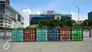 Enam kontainer berisi pupuk ilegal dipasangi garis polisi di Pelabuhan Tanjung Priok, Jakarta, Kamis (7/4). Petugas menggagalkan 6 kontainer pupuk ilegal yang akan diperjualbelikan oleh sindikat produsen dan distributor. (Liputan6.com/Yoppy Renato)
