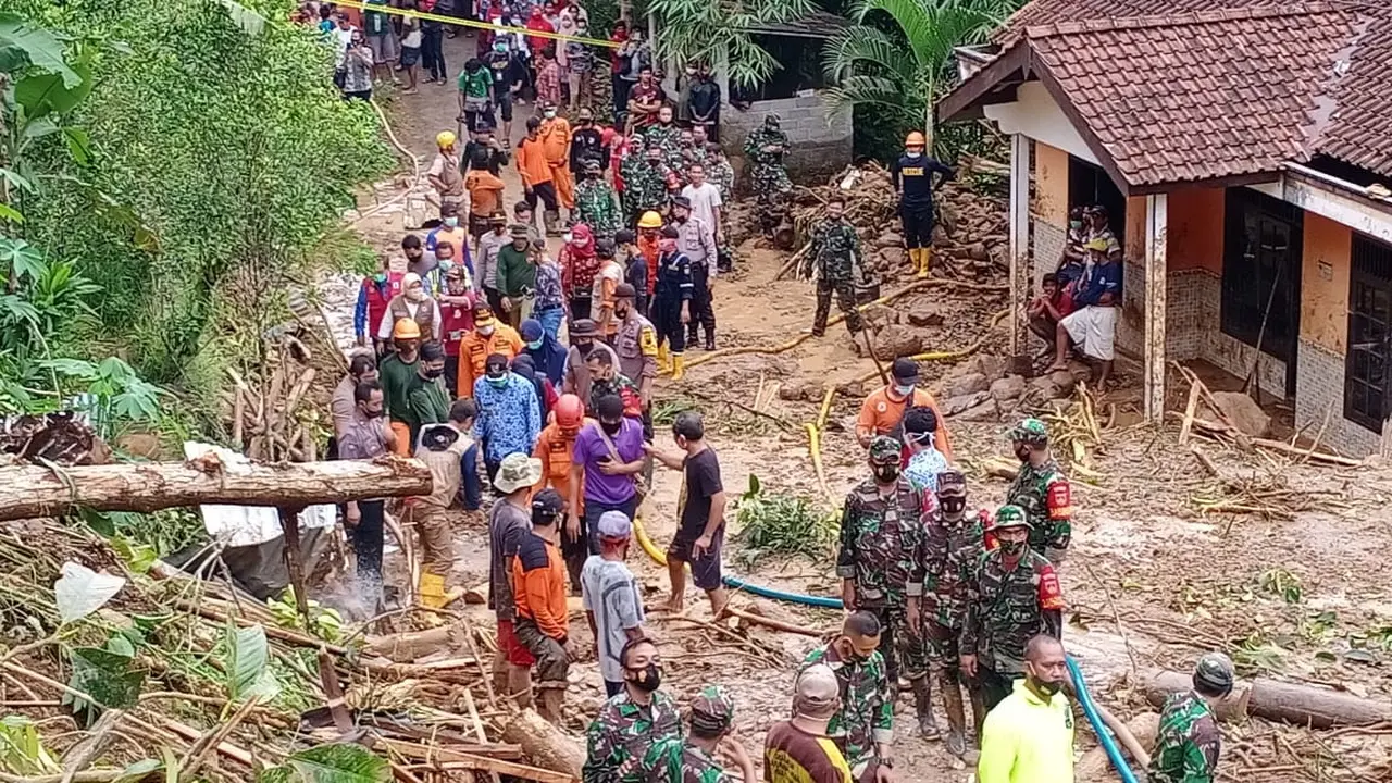 Longsor di Banyumas, Jawa Tengah menyebabkan lima korban jiwa. (Foto: Liputan6.com/Basarnas)