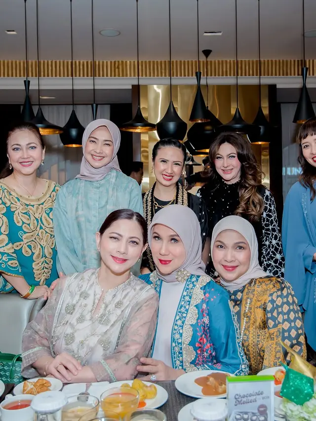 6 Potret Intimate Birthday Diana Pungky Bareng Artis Lawas, Tak Menua di Usia 51 Tahun