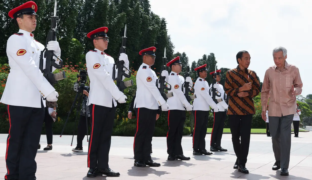 Kedatangan Presiden Jokowi disambut langsung oleh PM Lee. (EDGAR SU/POOL/AFP)