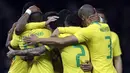 Para pemain Brasil merayakan gol yang dicetak oleh Gabriel Jesus pada laga persahabatan di Stadion Olympiastadion, Berlin, Selasa (27/3/2018). Jerman takluk 0-1 dari Brasil. (AP/Michael Sohn)