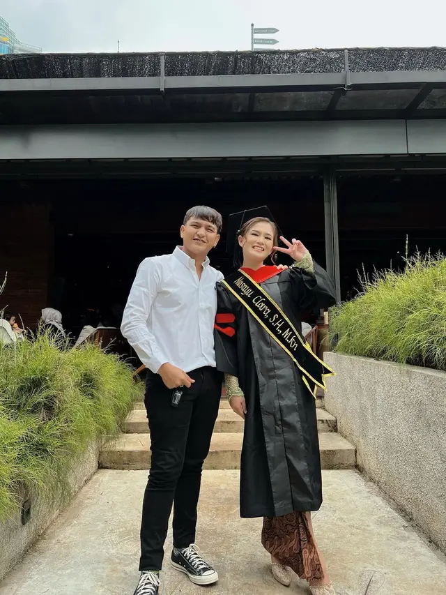 7 Potret Wisuda S2 Masayu Clara yang Raih Gelar Master Kenotariatan