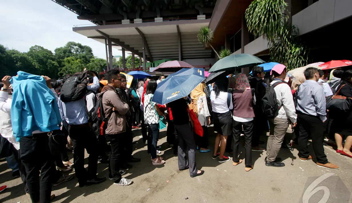 Calon pencari kerja sudah mulai mengantri dari luar di Jakarta Spectacular Job Fair Istora Senayan, Jakarta, Selasa (6/1/2015). (Liputan6.com/Faizal Fanani)
