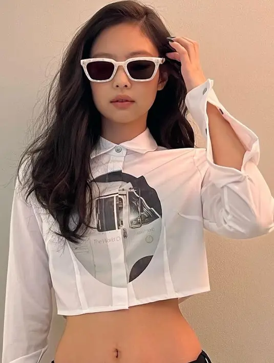 Kemeja crop top warna putih sangat cocok digunakan untuk hangout seperti Jennie ini. Bisa dipadukan dengan skirt atau celana panjang. (@jennierubyjane)