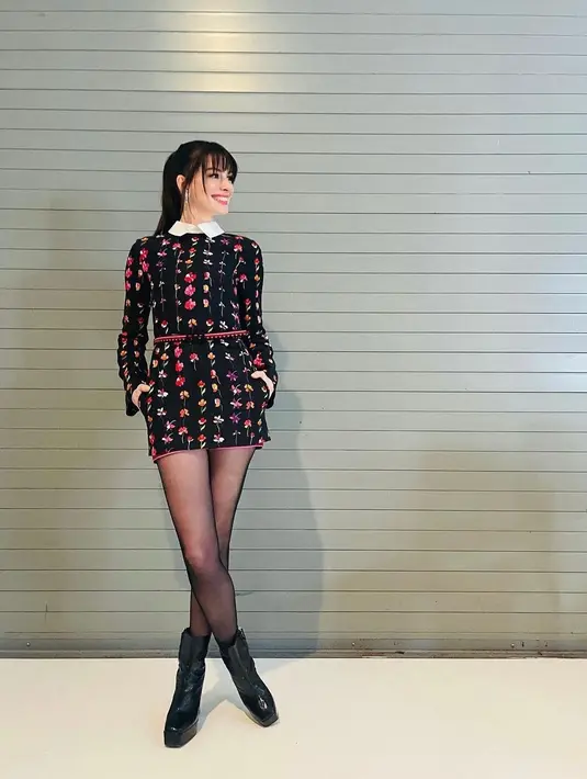 <p>Floral dress dengan detail kerah seperti kemeja dan tali di bagian pinggang. (instagram/annehathaway)</p>