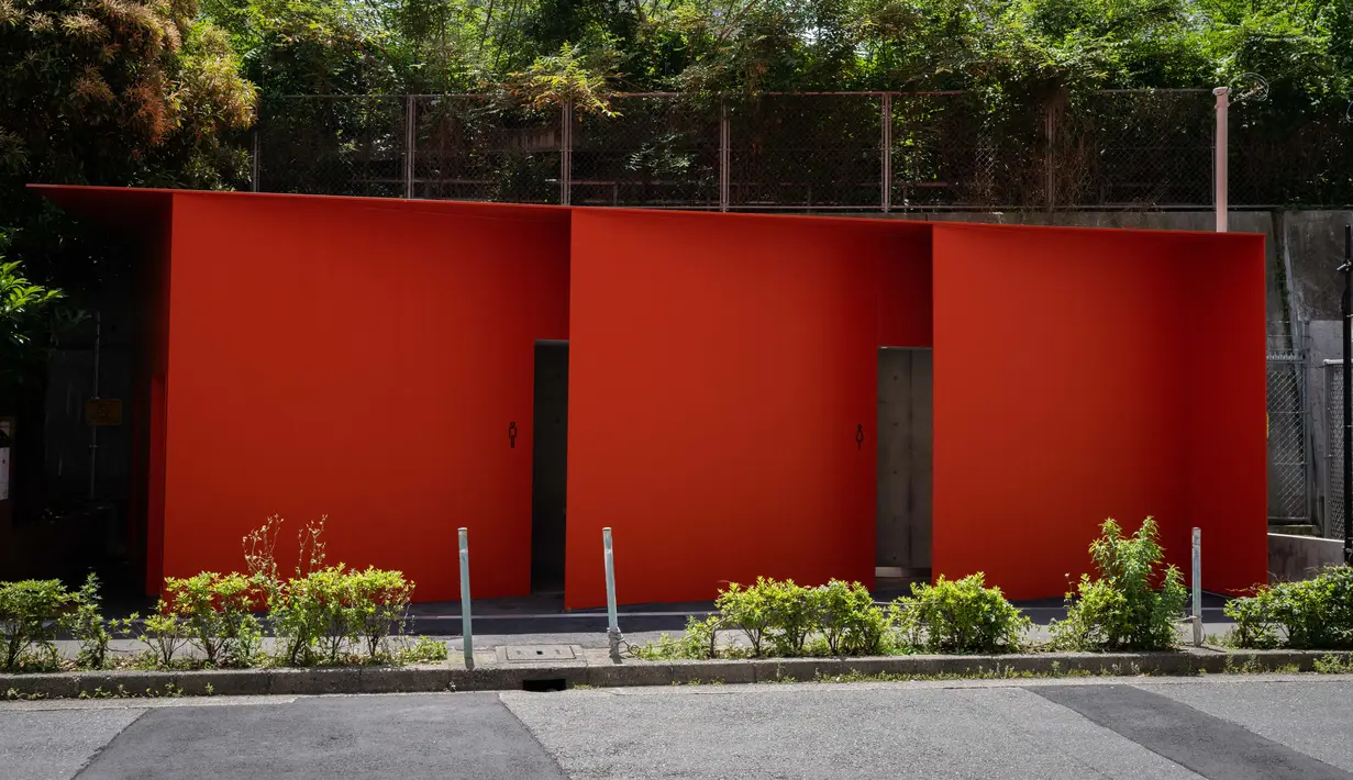 Di Tokyo sebagian besar stasiun kereta api, taman, dan tempat-tempat wisata menawarkan layanan publik yang bersih dan dapat diandalkan untuk digunakan secara gratis, dan toilet di Jepang telah menjadi semacam seni. (Yuichi YAMAZAKI / AFP)