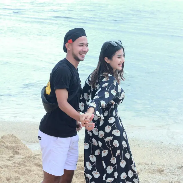 2 Tahun Pacaran, Ini 7 Potret Terbaru Ghea Youbi dengan Kekasih