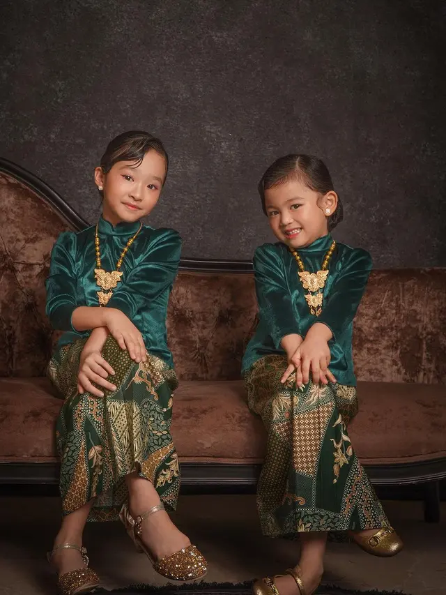 Potret Bak Keluarga Kerajaan dari Sarwendah Bersama Anak-Anak, Tampil Ayu Kenakan Kebaya Meski Berwajah Oriental