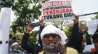Serikat Tukang Gigi Indonesia (STGI) Jawa Barat menggelar unjuk rasa di depan Gedung DPRD Jabar, Kamis (26/9/2019). (Liputan6.com/Huyogo Simbolon)