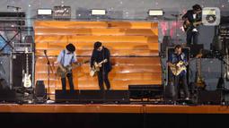 Aksi band Padi Reborn pada malam puncak Perayaan HUT ke-495 tahun Jakarta di Jakarta International Stadium (JIS), Jakarta, Sabtu (25/6/2022). Malam puncak Jakarta Hajatan tersebut dihelat konser yang dimeriahkan oleh musisi kenamaan Tanah Air, seperti grup musik Padi, Ungu dan Wali serta penyanyi solo Reza Artamevia, Mahalini, Lea Simanjuntak dan Kojek. (Liputan6.com/Herman Zakharia)