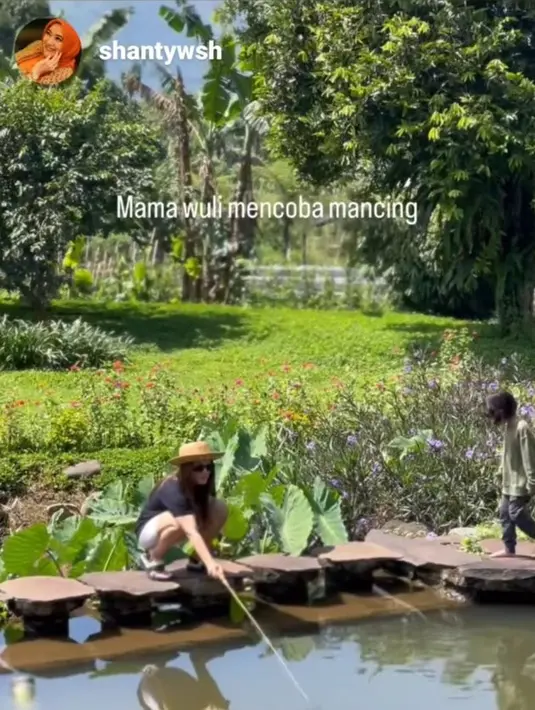 Tapi yang paling mencuri perhatian adalah momen di mana Wulan Guritno menjajal kebolehannya dalam memancing ikan di empang. (instagram.com/sabdaahessa)