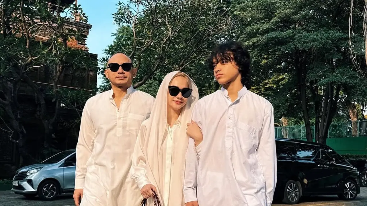 Model Sandal Jepit Keluarga BCL saat Rayakan Idul Adha 2025