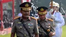 Jenderal Badrodin Haiti bersama Jenderal Tito Karnavian berjalan menuju mimbar upacara sertijab Kapolri di Stadion PTIK, Jakarta, Kamis (14/7). Badrodin Haiti resmi menyerahkan tongkat komando Kapolri kepada Tito Karnavian. (Liputan6.com/Helmi Afandi)
