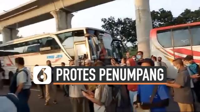 Sejumlah penumpang bus karyawan protes di tengah jalan tol akibat penutupan akses Jakarta-Cikampek. Peristiwa ini terjadi Kamis (6/5) pagi.