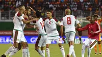 Para pemain Maroko merayakan keberhasilan lolos ke putaran final Piala Dunia 2018, Sabtu (11/11/2017). Maroko terbang ke Rusia 2018 setelah menjadi juara Grup C Putaran III Kualifikasi Piala Dunia Zona Afrika.  (AFP/Issouf Sanogo)